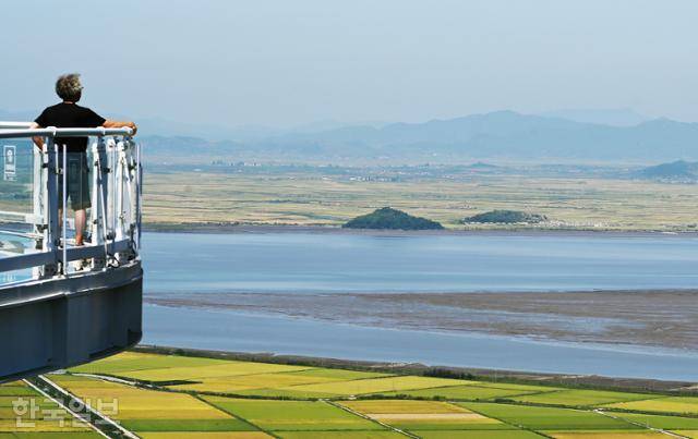 화개산전망대에서는 북한 땅이 손에 잡힐 듯 가깝게 보인다. 너무 가까워 '저기가 북한이냐?'고 되묻는 이들이 많다.