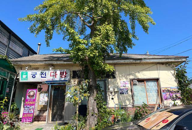 슬레이트 지붕 그대로 영업하고 있는 교동시장 궁전다방.