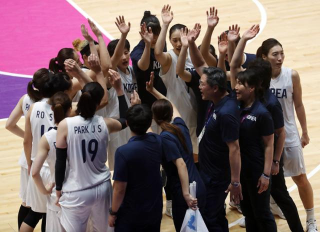 남북 여자농구 단일팀이 2018년 9월 1일 인도네시아 자카르타 겔로라 붕 카르노 이스토라 농구장에서 열린 중국과의 2018 자카르타·팔렘방 아시안게임 결승전에서 파이팅을 외치고 있다. 자카르타=연합뉴스