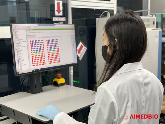 에임드바이오 연구원이 연구에 몰두하고 있다. [사진=삼성바이오로직스]