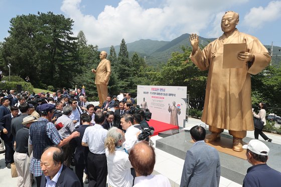 지난 7월 27일 경북 칠곡군 가산면 다부동전적기념관에서 열린 '이승만·트루먼 대통령 동상 제막식'에 참석한 시민들이 동상을 살펴보고 있다. 뉴스1