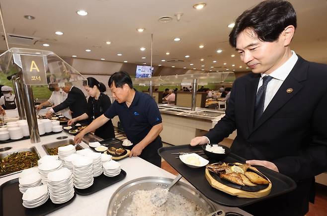 '수(水)요일엔 우리 수(水)산물 먹는 날'을 맞아 13일 오전 서울 종로구 세종대로 정부서울청사 구내식당에서 박성훈 해양수산부 차관이 국내 수산물로 만든 생선구이를 배식받고 있다. (공동취재) 사진=뉴스1