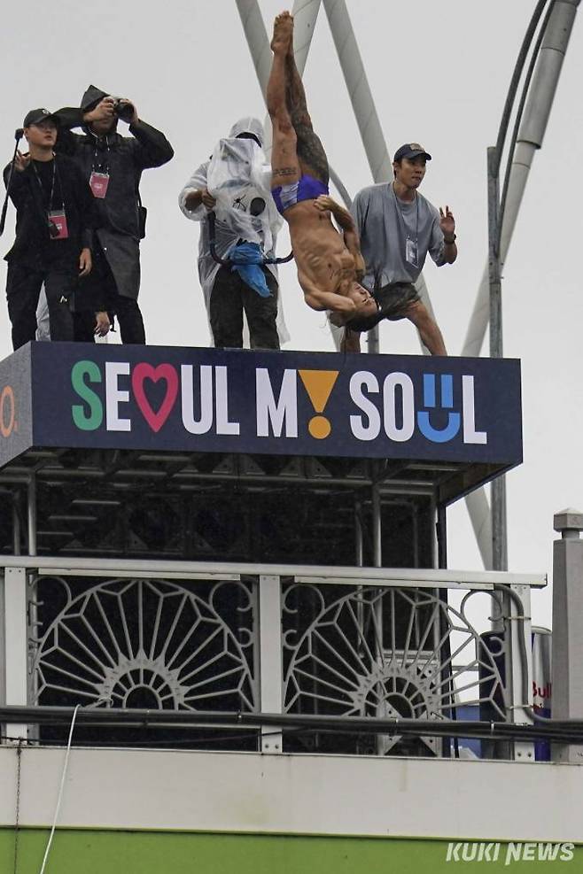 한국의 유일한 하이다이버 최병화가 13일 오후 서울 마포구 양화대교에서 열린 '레드불 서울다이브'에서 다이빙을 하고 있다.