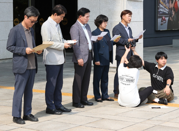 김의철 KBS 사장 해임 제청안에 반대한 야권 이사 5명이 12일 서울 영등포구 KBS 본관에서 기자회견을 열고 있다. 이들은 김 사장 해임 제청안 처리가 위법이라고 주장했다. 연합뉴스