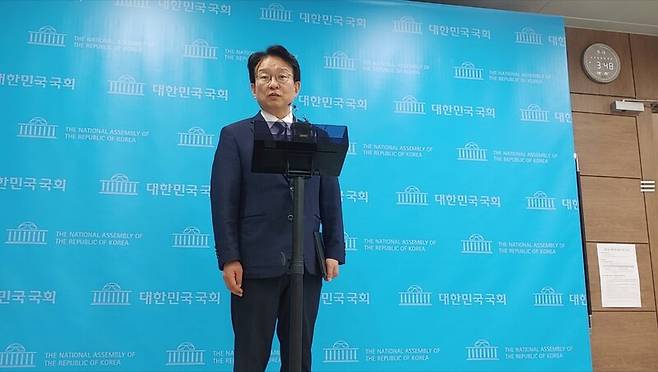 ▲권칠승 더불어민주당 수석대변인이 13일 오후 국회 소통관 기자회견장 옆 프레스라운지에서 연 백브리핑에서 윤석열 대통령의 2차 개각의 문제점과 관련해 기자들의 질문에 답변하고 있다. 사진=조현호 기자