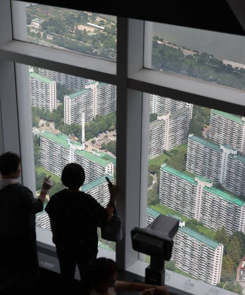 롯데타워서 바라본 아파트 단지 [이승환 기자]