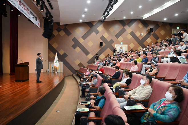 양주시가 11일 경기섬유종합지원센터 대강당에서 종합장사시설 건립사업 주민설명회를 진행하고 있다. / 사진제공=양주시