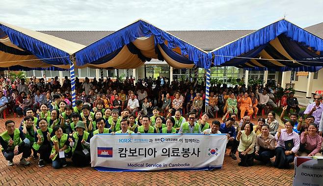 한국거래소가 지난 12일 캄보디아 캄폿주(州)에서 진행한 ‘2023년 해외 의료봉사활동 기념식’에서 안희배(앞줄 가운데 왼쪽) 동아대학교 병원장, 황우경(앞줄 가운데 중앙) 한국거래소 국민행복재단 사무국장이 의료진과 함께 기념촬영을 하고 있다. [한국거래소]