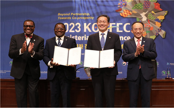 통계청은 13일 부산 기장군 아난티힐튼호텔에서 아프리카개발은행(AfDB)과 아프리카 역내 통계역량 강화를 위한 업무협약(MOU)을 체결했다. 사진 왼쪽부터 아킨우미 아데시나 AfDB 총재, 케빈 우라마 AfDB 경제수석 겸 부총재, 이형일 통계청장, 추경호 경제부총리 겸 기획재정부 장관[통계청 제공]