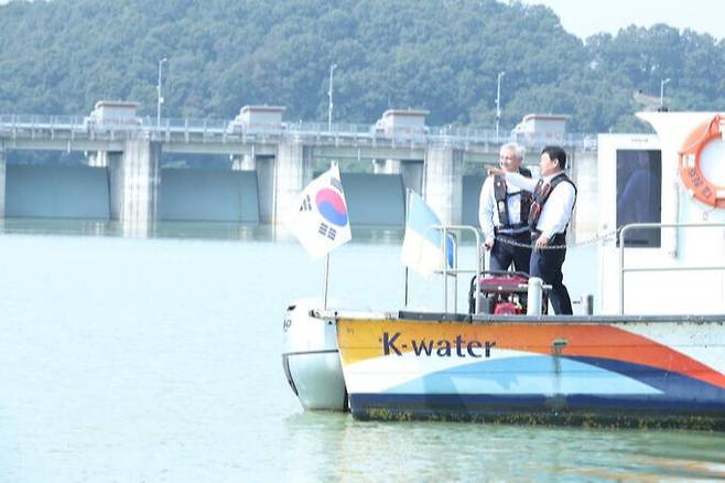 윤석대 한국수자원공사 사장과 드미트로 포노마렌코 주한 우크라이나 대사가 12일 우크라이나 재건을 위한 협력방안을 논의하고 있다. 한국수자원공사 제공