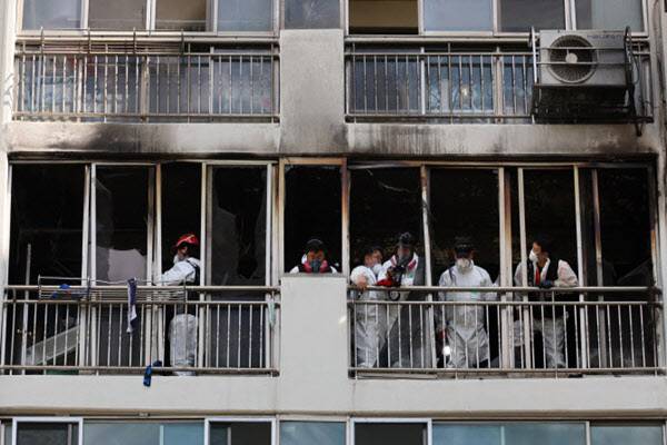 10일 오전 3명의 사상자가 발생한 부산의 한 아파트 화재 현장에서 소방당국 등 관계기관이 사고 원인을 조사하기 위한 합동감식을 벌이고 있다. 연합뉴스