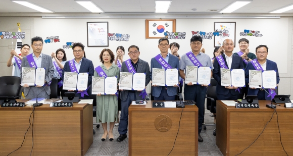 박대우 서울 강서구청장 권한대행(앞줄 오른쪽 네 번째)과 간부 공무원들이 지난 12일 구청 대회의실에서 열린 ‘청렴실천 결의대회’에서 청렴 서약서를 들고 기념 촬영을 하고 있다. 2023.9.13  강서구 제공