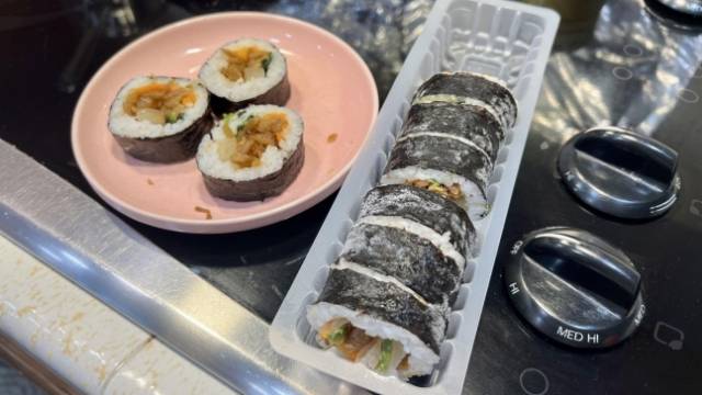세라 안이 시식한 트레이더 조스의 냉동 김밥. 연합뉴스