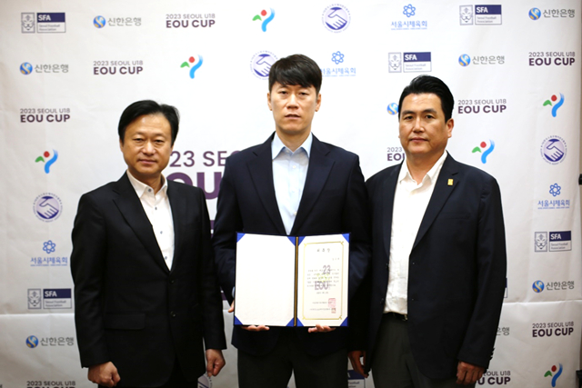 김은중(44) 전 20세 이하(U-20) 축구 대표팀 감독이 2023 서울 EOU컵 U-18 국제청소년축구대회 홍보대사 위촉됐다. /사진=한국스포츠에이전트협회 제공