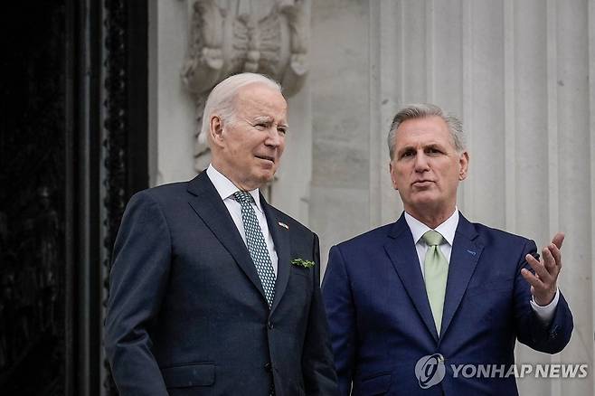 바이든 미국 대통령과 매카시 미국 하원의장 [AFP 연합뉴스 자료사진. 재판매 및 DB 금지]