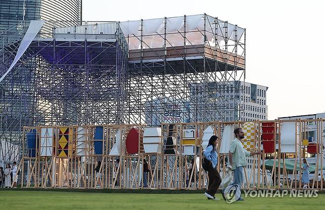 송현광장에 전시된 비엔날레 작품들 제4회 서울도시건축비엔날레가 개막한 9월 1일 오후 서울 종로구 열린 송현녹지광장에서 시민들이 전시물을 둘러보고 있다. [연합뉴스 자료사진]