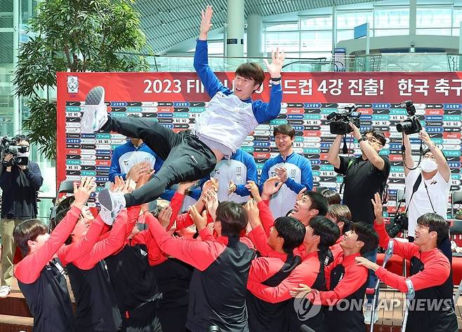 새로운 황금 세대 만든 김은중 감독과 선수들 (영종도=연합뉴스) 김성민 기자 = 14일 오후 인천국제공항 제2교통센터에서 열린 U-20 대표팀 환영식에서 선수들이 김은중 감독을 헹가래 치고 있다. 2023.6.14 superdoo82@yna.co.kr