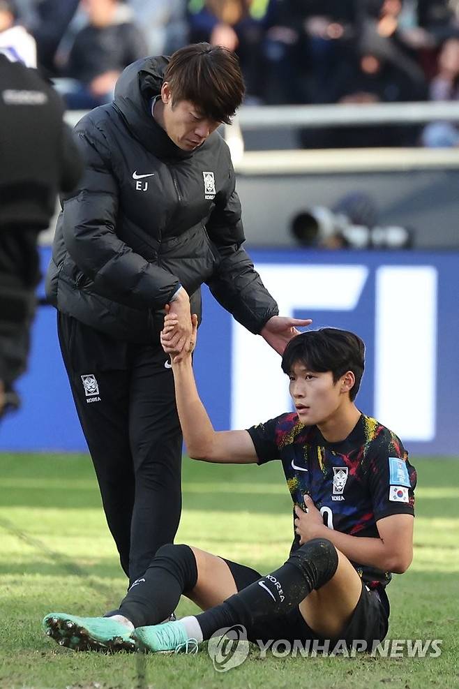 배준호 다독이는 김은중 감독 (라플라타=연합뉴스) 임화영 기자 = 11일(현지시간) 오후 아르헨티나 라플라타 스타디움에서 열린 2023 국제축구연맹(FIFA) 20세 이하(U-20) 월드컵 3·4위전 한국과 이스라엘의 경기에서 1-3으로 패한 한국 김은중 감독이 배준호를 다독이고 있다. 2023.6.12 hwayoung7@yna.co.kr