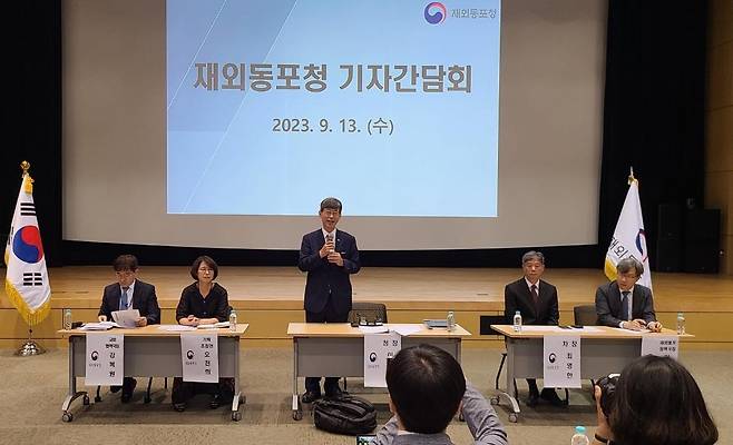 재외동포청, 출범 100일 기자간담회 개최 출범 100일을 맞아 인천시 소재 재외동포청 대회의실에서 열린 기자간담회에서 이기철 청장이인사말을 하고 있다. 촬영 강성철]