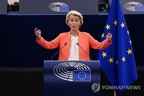 연례 정책연설하는 EU 집행위원장 (스트라스부르 로이터=연합뉴스) 우르줄라 폰데어라이엔 EU 집행위원장이 13일(현지시간) 프랑스 스트라스부르 유럽의회에서 연례 정책연설을 하고 있다. 2023.9.13 photo@yna.co.kr