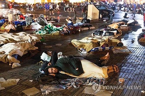 모로코 지진 발생 직후 여진의 공포 속에 광장에 나와 잠을 자는 사람들. [AFP 연합뉴스 자료사진. 재판매 및 DB 금지]