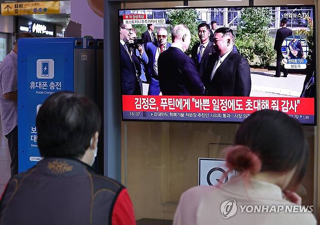 북러정상회담 보도 보는 시민들 (서울=연합뉴스) 김성민 기자 = 김정은 북한 국무위원장이 블라디미르 푸틴 러시아 대통령과 정상회담에 들어간 13일 오후 서울역 대합실에서 시민들이 관련 보도를 보고 있다. 
    이번 정상회담은 러시아 극동 아무르주 보스토치니 우주기지에서 4년 5개월 만에 다시 성사됐다. 2023.9.13 ksm7976@yna.co.kr