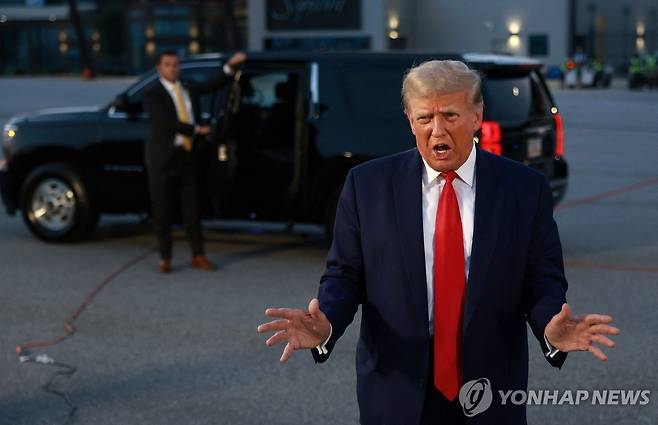 도널드 트럼프 전 미국 대통령 [애틀랜타 AFP·게티이미지=연합뉴스 자료사진] 도널드 트럼프 전 미국 대통령이 8월24일(현지시간) 조지아주 애틀랜타 풀턴 카운티 구치소에서 석방된 후 하츠필드 잭슨 국제공항에서 언론을 상대로 연설하고 있다. 2023.08.25 besthope@yna.co.kr