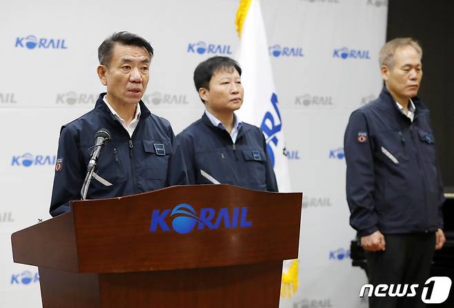 한문희 코레일 사장이 14일 서울 중구 한국철도공사 서울본부에서 철도노조 파업 관련 기자회견을 갖고 대국민 사과문을 발표하고 있다. 한 사장은 파업 관련 “법과 원칙에 따라 대응”하며 “국민불편 최소화 위해 가용자원 총동원”하겠다고 밝혔다. 2023.9.14/뉴스1 ⓒ News1 박세연 기자