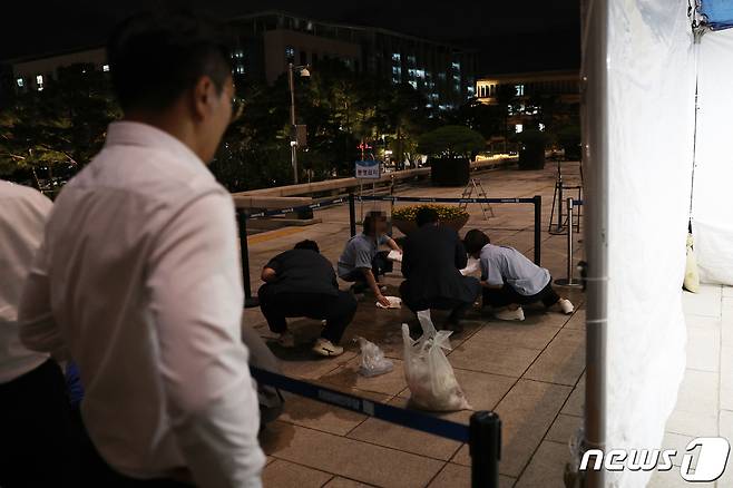 14일 오후 서울 여의도 국회 본관 앞 이재명 더불어민주당 대표 단식투쟁 천막 농성장에서 50대 A씨가 소란행위로 국회경비대의 제지를 받던 도중 흉기를 휘둘러 여경에게 상해를 입히는 사고가 발생했다. 이날 국회 관계자들이 사건 현장을 정리하고 있다. (공동취재) 2023.9.14/뉴스1 ⓒ News1 임세영 기자