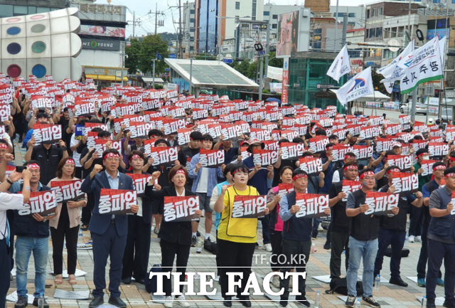 전국철도노동조합(철도노조)이 14일 총파업에 들어간 가운데 호남지방본부도 같은 날 송정역에서 총파업 출정식을 가졌다./ 민주노총