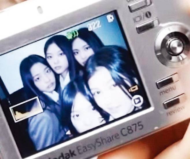뉴진스의 디지털 카메라는 코닥의 이지쉐어 C875,