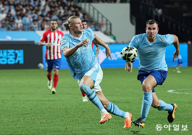 7월30일 서울월드컵경기장에서 열린 쿠팡플레이시리즈 2차전 맨체스터 시티와 아틀레티코 마드리드의 경기에서 엘링 홀란드 선수가 질주하고 있다. 오른쪽의 파란색 옷을 입은 선수와 축구공은 생성형 채우기가 만든 가짜 이미지다. 이한결 기자=always@donga.com