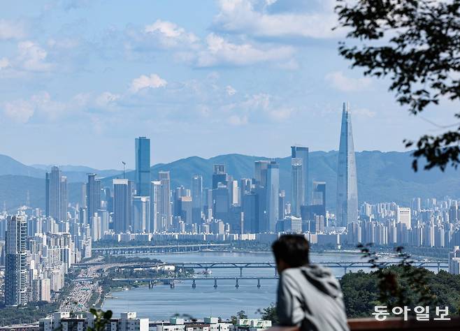지난 6일 남산에서 바라본 서울 도심 사진에 “Skyscrapers(마천루)”를 입력해 고층 빌딩들을 합성했다. 가장 오른쪽의 롯데월드타워를 제외한 고층 빌딩은 모두 포토샵이 만들어 낸 허상이다.