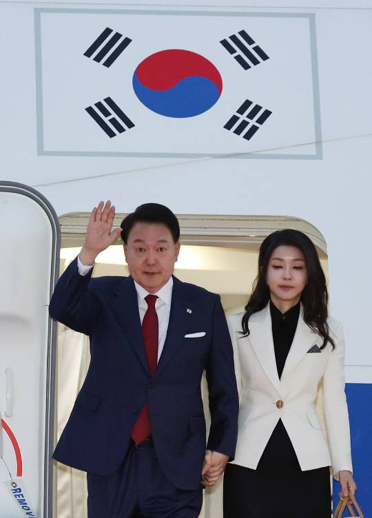 인도네시아 아세안(ASEAN)·인도 주요 20개국(G20) 정상회의 일정을 마친 윤석열 대통령과 부인 김건희 여사가 11일 오전 성남 서울공항을 통해 귀국, 전용기인 공군 1호기에서 내리며 영접객들에게 손을 들어 인사하고 있다. 연합뉴스