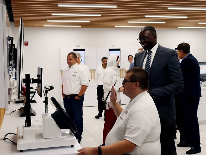 지난 13일(현지시간) 현대모비스가 미국 디트로이트 소재 자사 북미연구소에서 개최한 기술공개 행사에서 미시간주 부지사 갈린 길크리스트 2세(오른쪽 두번째)와 GM, 스텔란티스 등 완성차 고객사 관계자들이 현지 관계자들의 설명을 듣고 있다. 현대모비스 제공.