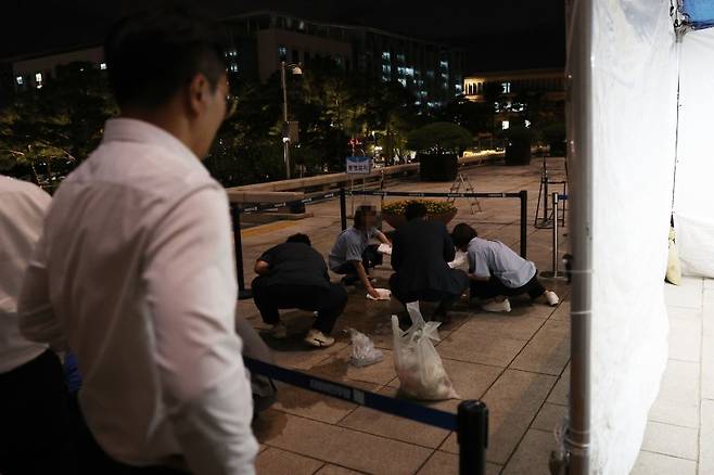 14일 오후 서울 여의도 국회 본관 앞 이재명 더불어민주당 대표 단식투쟁 천막 농성장에서 50대 A씨가 소란행위로 국회경비대의 제지를 받던 도중 흉기를 휘둘러 여경에게 상해를 입히는 사고가 발생했다. 이날 국회 관계자들이 사건 현장을 정리하고 있다. (공동취재) 2023.9.14/뉴스1 ⓒ News1 임세영 기자 /사진=뉴스1