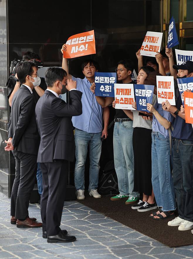 뉴스타파 직원들이 14일 오전 대장동 허위 보도 의혹 관련 압수수색을 위해 서울 중구 뉴스타파를 찾은 검찰 관계자들과 대치하고 있다.연합뉴스