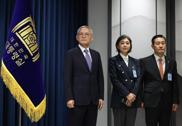 유인촌(왼쪽부터) 문화체육관광부 장관 후보자, 김행 여성가족부 장관 후보자, 신원식 국방부 장관 후보자가 13일 서울 용산 대통령실 청사에서 열린 김대기 대통령 비서실장의 2차 개각 발표 브리핑에 배석하고 있다. 연합뉴스