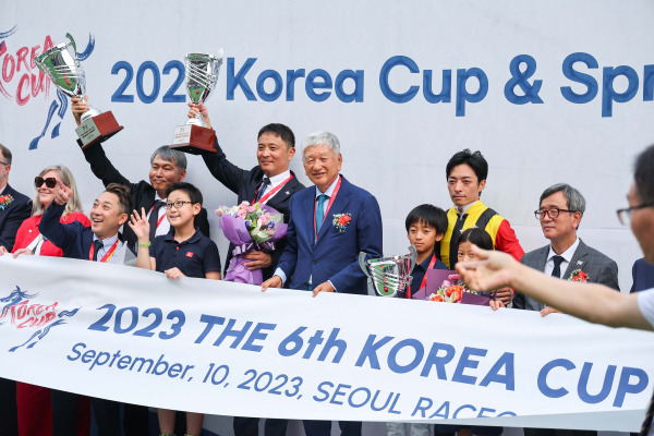 2023년 코리아컵 우승마 크라운프라이드 관계자들의 시상식 사진. 한국마사회