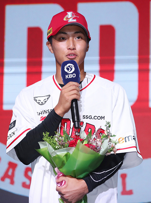 14일 오후 서울 웨스틴조선호텔 그랜드볼룸에서 열린 '2024 KBO 신인 드래프트'에서 SSG 랜더스에 1라운드로 지명된 세광고 박지환이 소감을 말하고 있다. [사진=뉴시스]