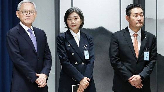 13일 용산 대통령실 청사에서 열린 정무직 인선 발표 브리핑에서 문화체육관광부 장관 후보자에 지명된 유인촌 대통령실 문화체육특별보좌관(왼쪽부터)과 여성가족부 장관 후보자에 지명된 김행 전 국민의힘 비상대책위원, 국방부 장관 후보자에 지명된 신원식 국민의힘 의원이 김대기 비서실장의 발표를 듣고 있다. 뉴스1