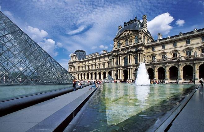박물관 이름을 ‘장물 창고’라고 불러도 될 만큼 문화재 도굴과 절도에서 프랑스는 상상을 초월한다. 2005년 국립중앙박물관 개관식에 참석했던 프랑스 학자 기 소르망은 서구가 아시아의 문화재를 약탈했다기보다 ‘보호’하고 있다고 말해 빈축을 샀다. 프랑스 파리의 루브르박물관 전경.  /Getty Images Bank