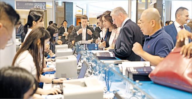 국내 바이오·제약 분야 대표 수출상담회인 ‘글로벌 바이오파마 플라자(GBPP) 2023’이 14일 서울 잠실 롯데호텔월드에서 개막했다. 상담을 위해 방한한 31개국 100여 개사의 바이어가 참가했다.  KOTRA제공