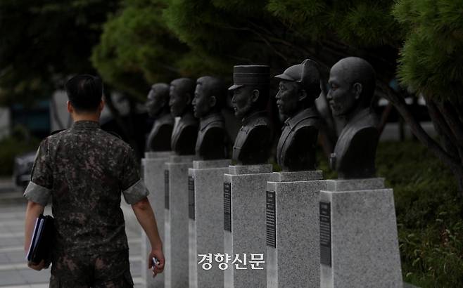 한 군인이 8월 28일 서울 용산구 국방부 청사 앞에 설치된 고 홍범도 장군(오른쪽에서 두번째) 등 흉상 앞을 지나가고 있다. 김창길 기자