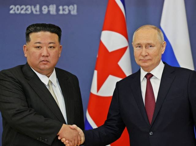 김정은 북한 국무위원장(왼쪽)과 블라디미르 푸틴 러시아 대통령이 13일(현지시간) 러시아 아무르주 보스토치니 우주기지에서 회담을 열고 악수하고 있다. 두 정상이 회담하는 것은 2019년 4월 이후 4년 5개월 만이다. 스푸트니크연합뉴스