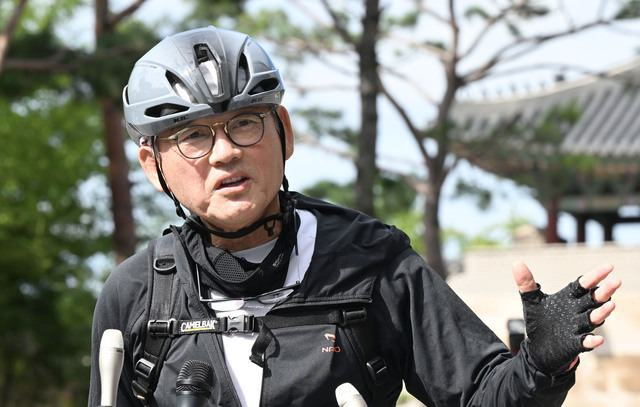 유인촌 신임 문화체육관광부 장관 후보자가 14일 서울 종로구 모처에 마련된 인사청문회 준비단 사무실로 출근하고 있다. 권현구 기자