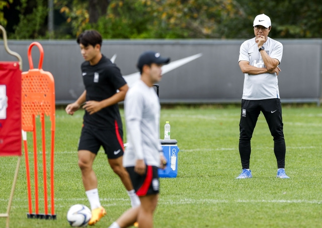 황선홍 항저우아시안게임 남자축구 대표팀 감독이 14일 경기도 파주 국가대표트레이닝센터(NFC)에서 선수들의 훈련을 바라보고 있다. 뉴시스