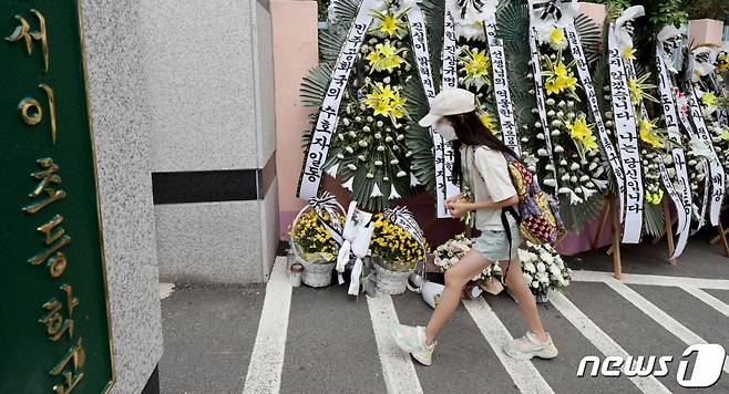 (사진은 기사와 무관) 지난 5일 오전 서울 서초구 서이초에서 학생들이 등교하고 있다.   극단전 선택으로 사망한 서이초 교사 A씨의 49재는 지난 4일 이곳에서 엄수됐다. /사진=뉴스1