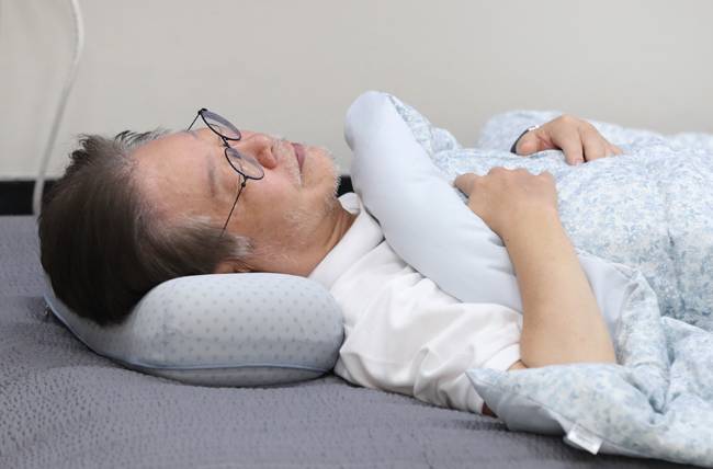 단식 15일차인 이재명 더불어민주당 대표가 14일 국회 당대표실에 누워 있다. 국회사진기자단