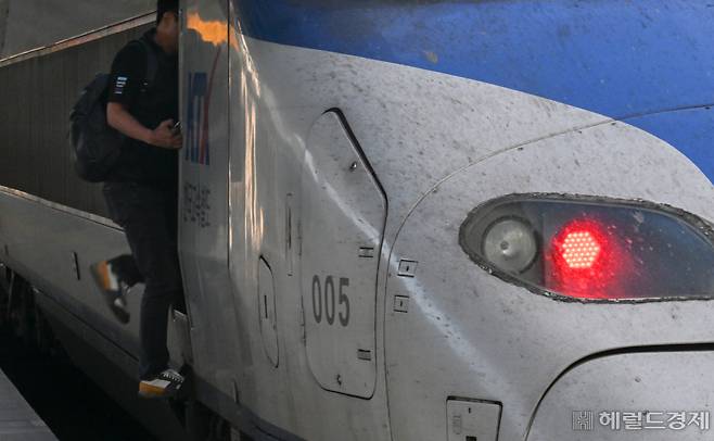 전국철도노동조합이 14일 공공철도 확대와 4조 2교대 전면 시행을 촉구하며 총파업에 돌입했다. 이날 서울 용산구 서울역 승강장에서 승무원이 열차에 탑승하고 있다. 임세준 기자